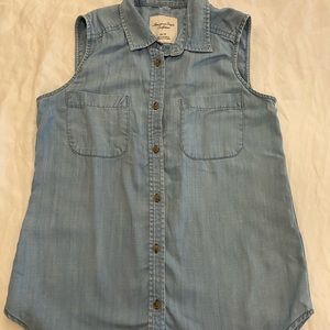 American Eagle chambray sleeveless button down